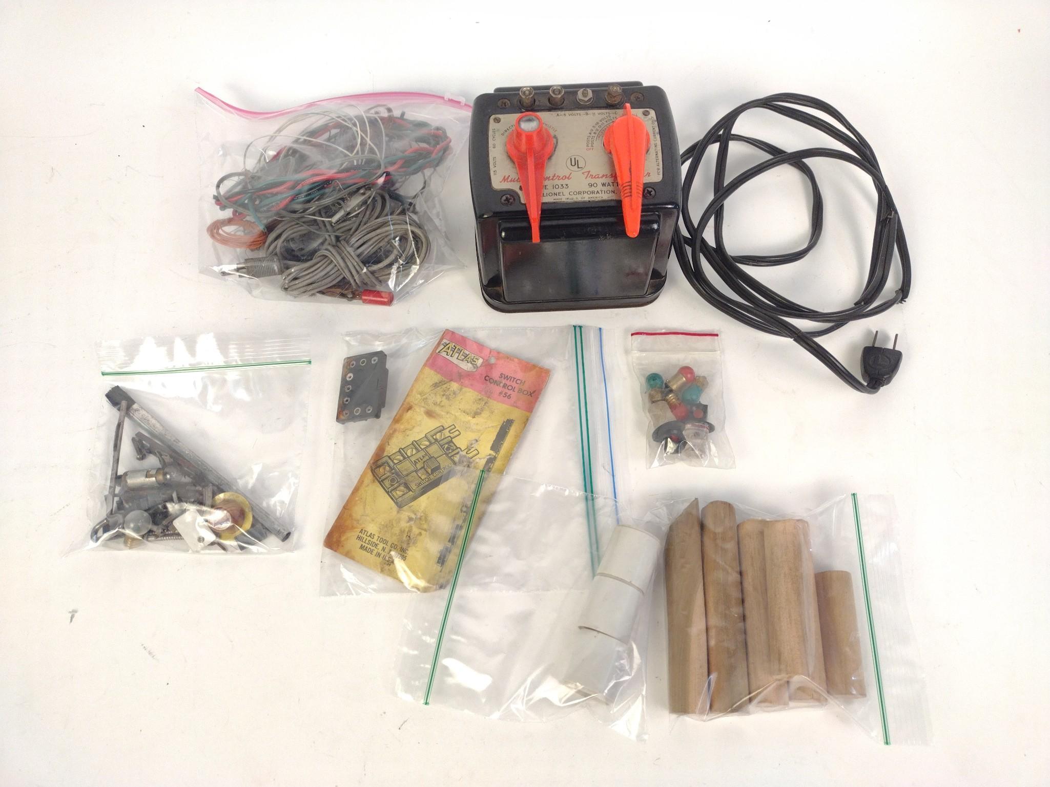 2 Lionel Train Cars & Train Accessories