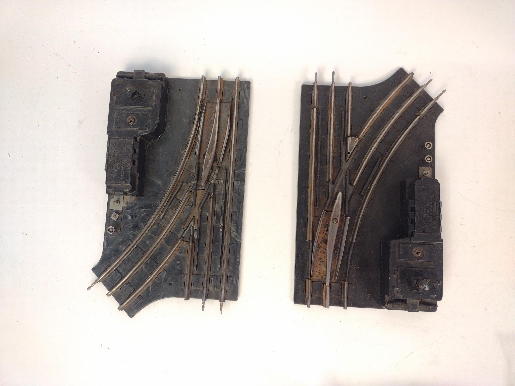2 Lionel Train Cars & Train Accessories
