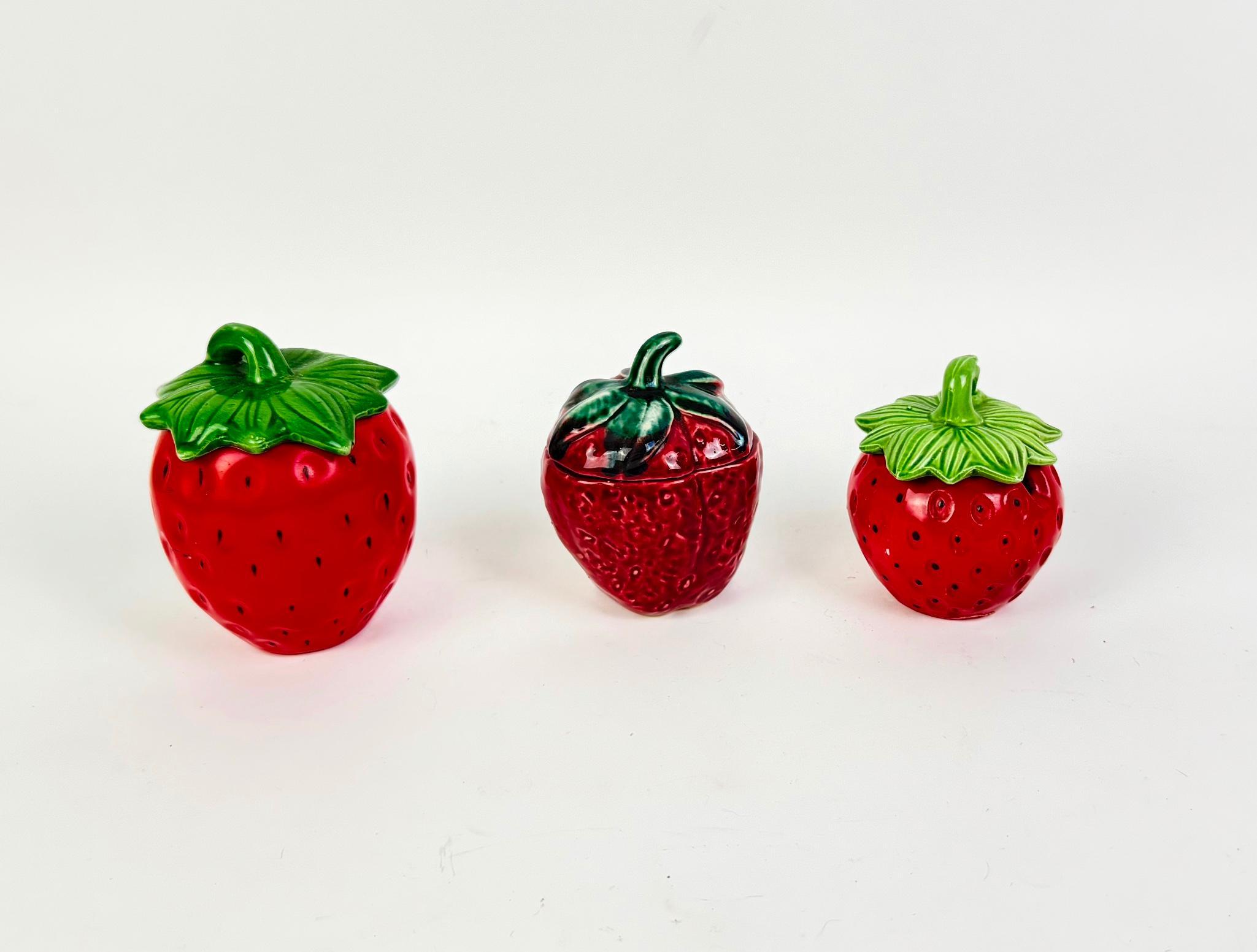 16 Fruit Cups & Plates