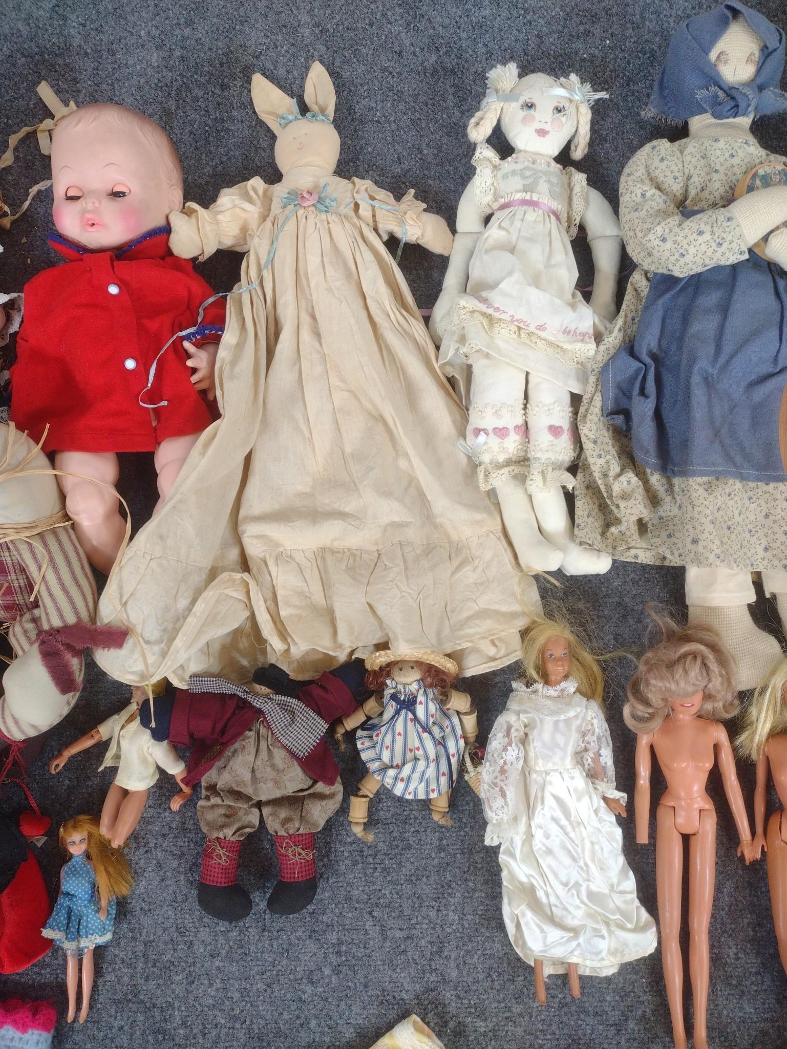 Assorted Vintage & Modern Dolls