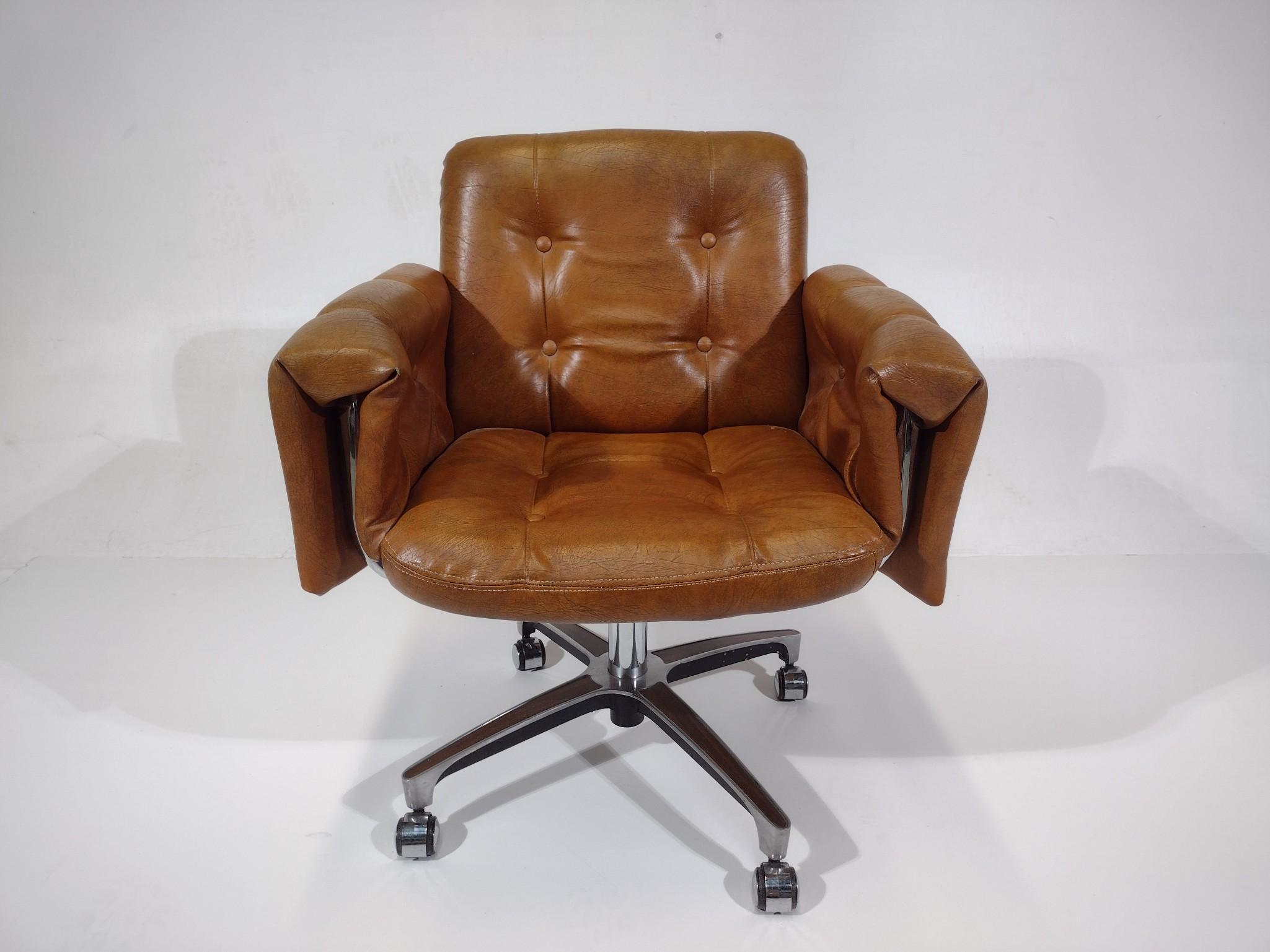 Chromcraft Corp. Dining Table & Chairs