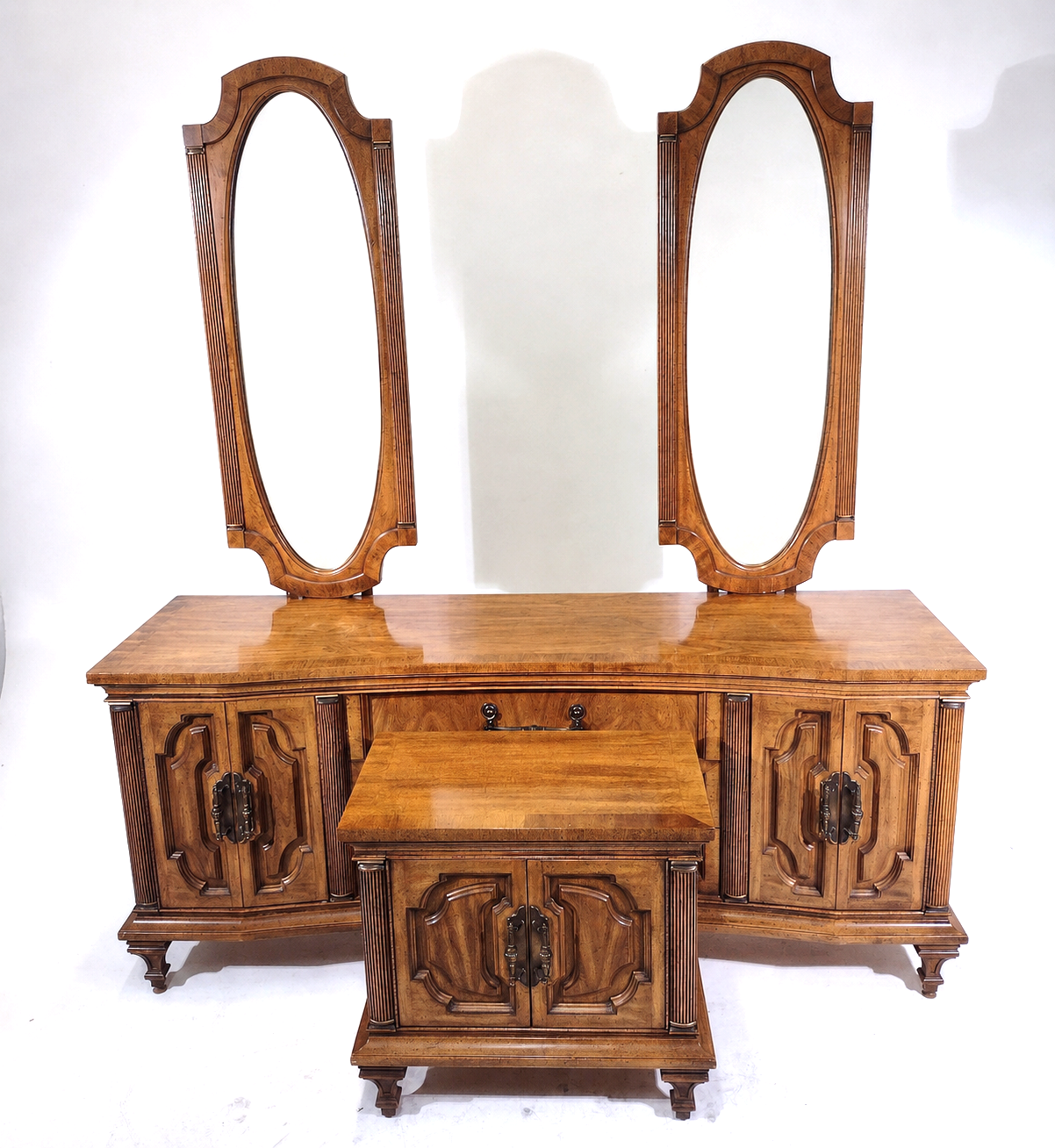 Rapids Furniture Co. Dresser w/ Mirrors & End Table