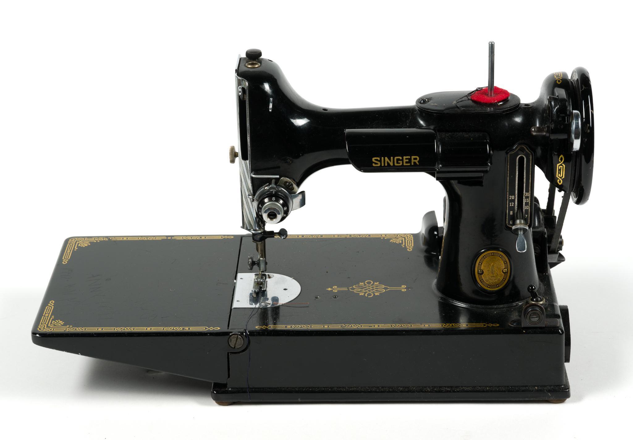 Vintage Singer Featherweight 221 Sewing Machine