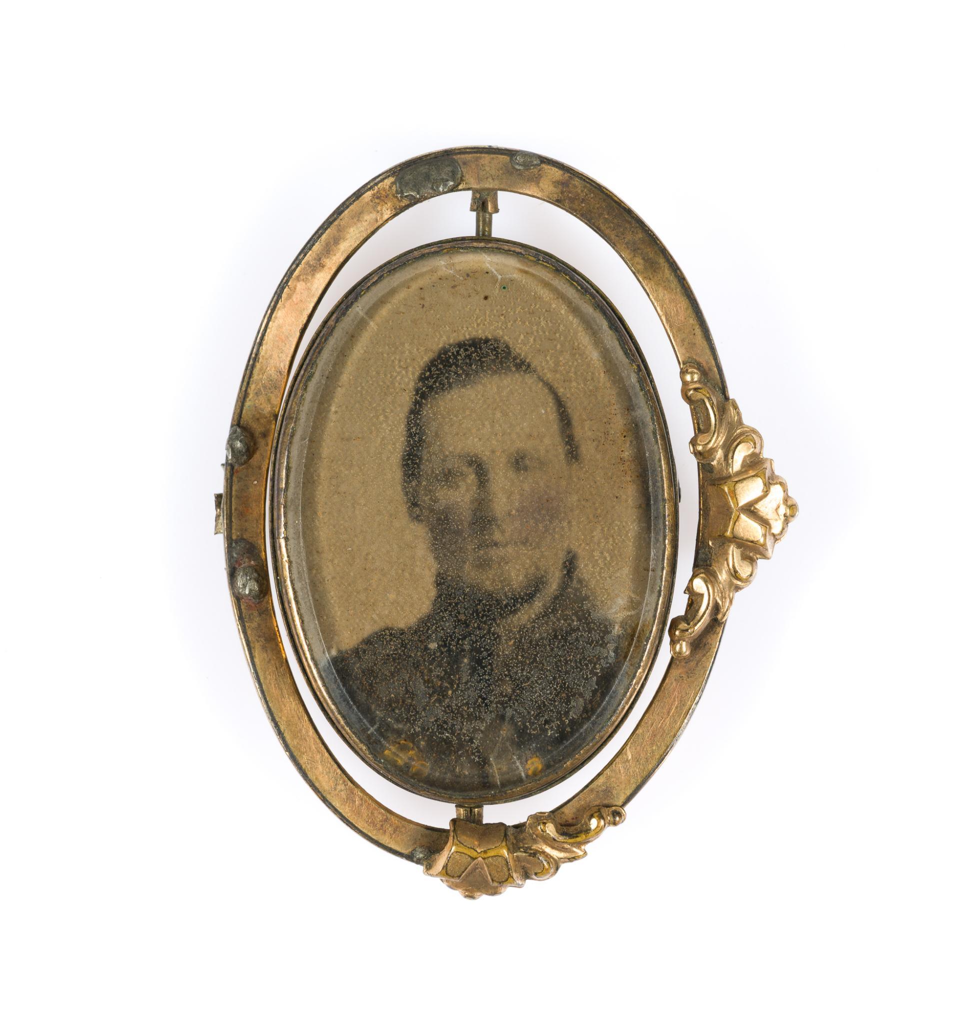 (Civil War Era) Civil War Soldier Photograph Reversible Mourning Brooch