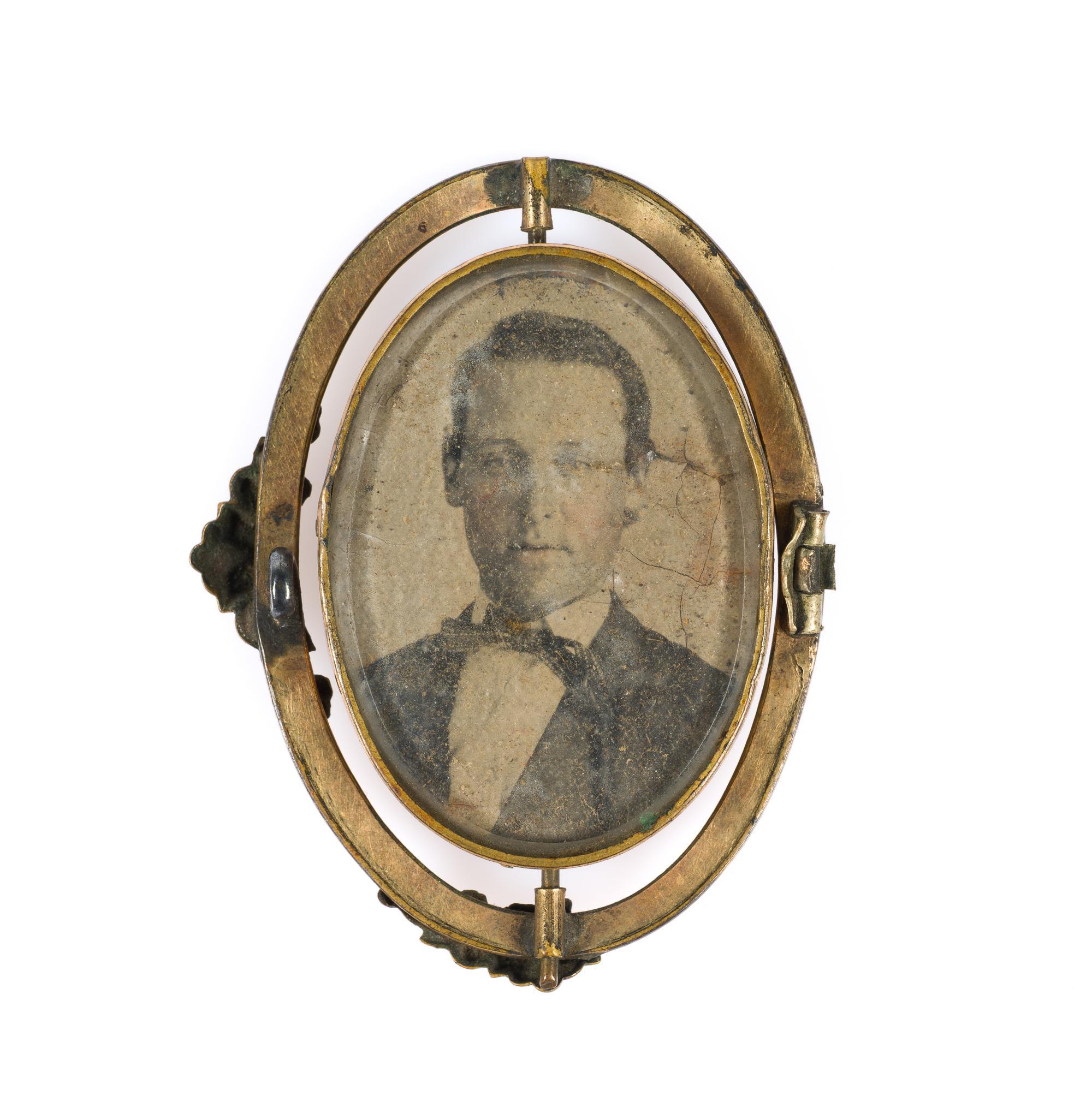 (Civil War Era) Civil War Soldier Photograph Reversible Mourning Brooch