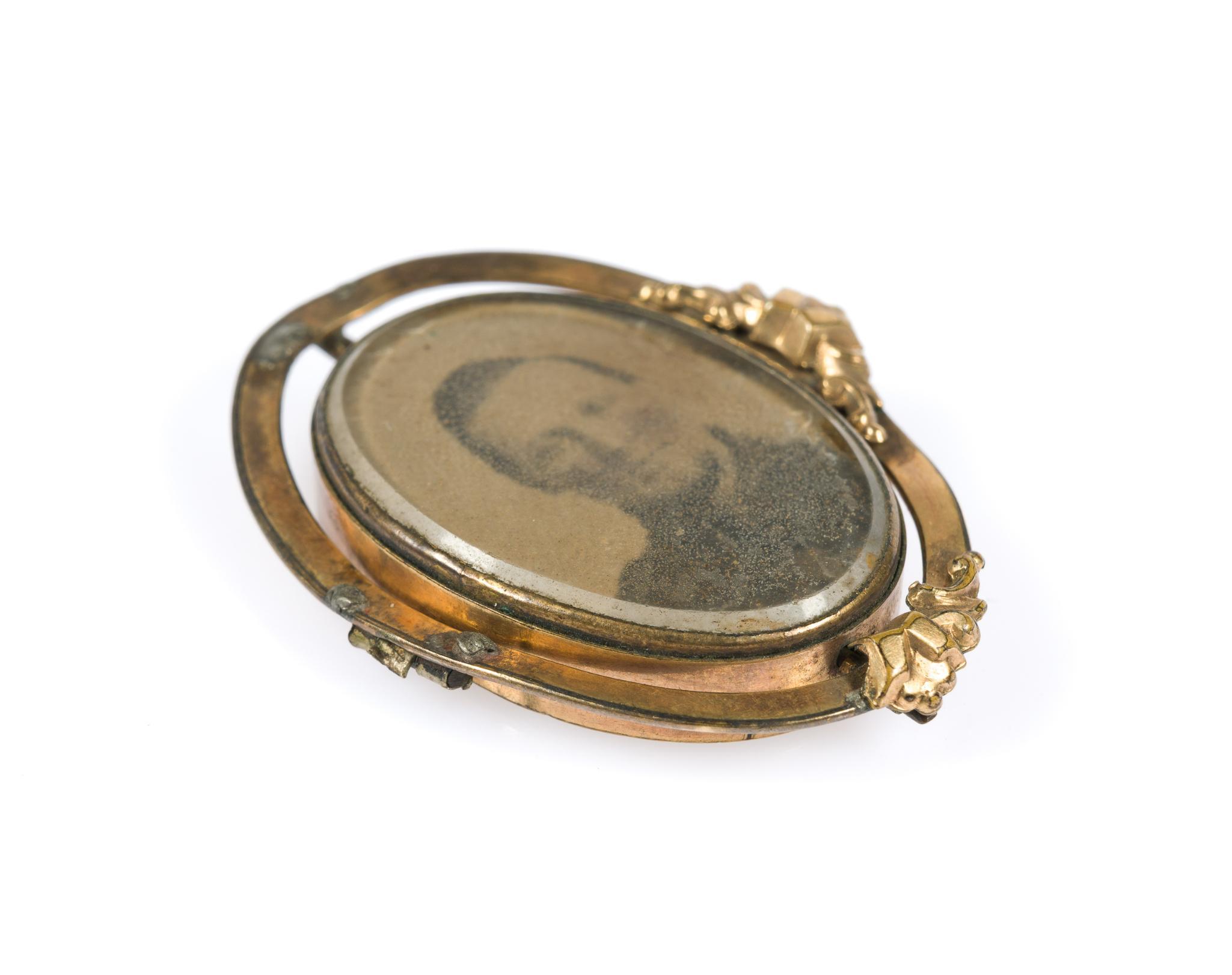 (Civil War Era) Civil War Soldier Photograph Reversible Mourning Brooch