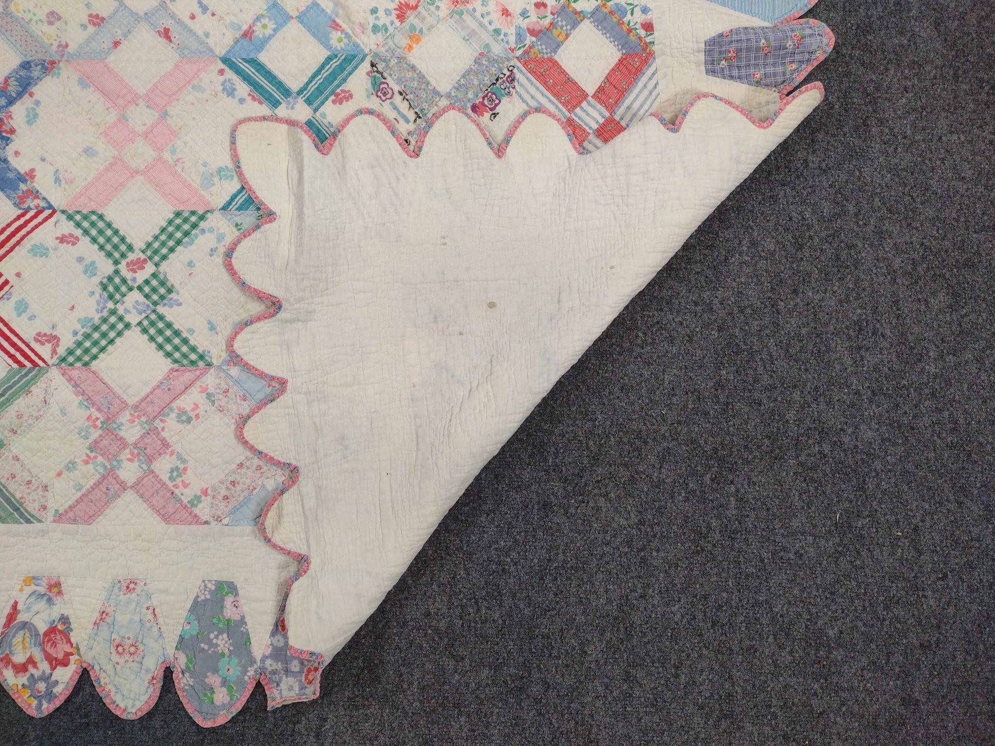Double Wedding Ring Quilt w/ Scalloped Border