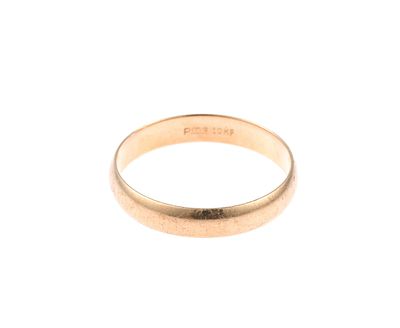 10K Gold Band. Marked. Size 11. 2.6 grams total.
