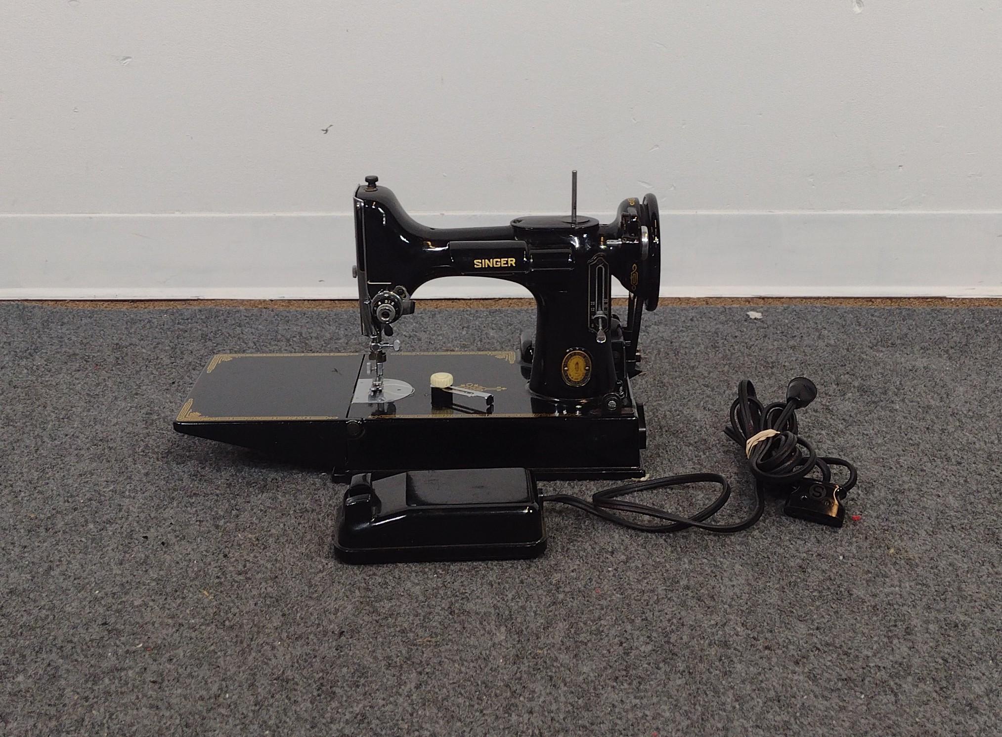 Singer Featherweight 221 Sewing Machine