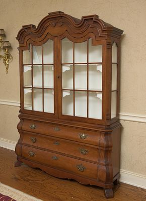 Vintage Dorothy Draper for Henredon Viennese Collection China Cabinet. IMPORTANT NOTE. To be 