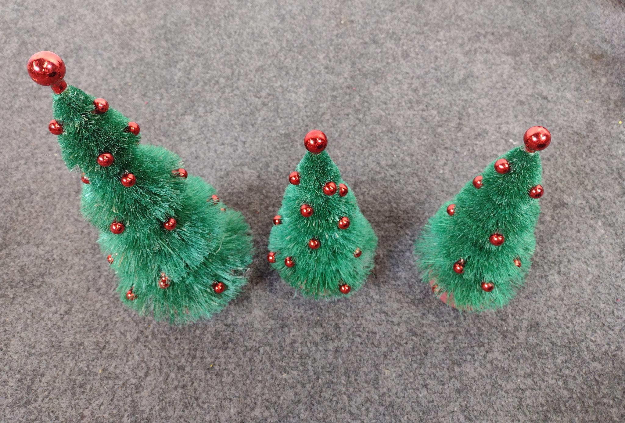 16 Decorative Christmas Trees