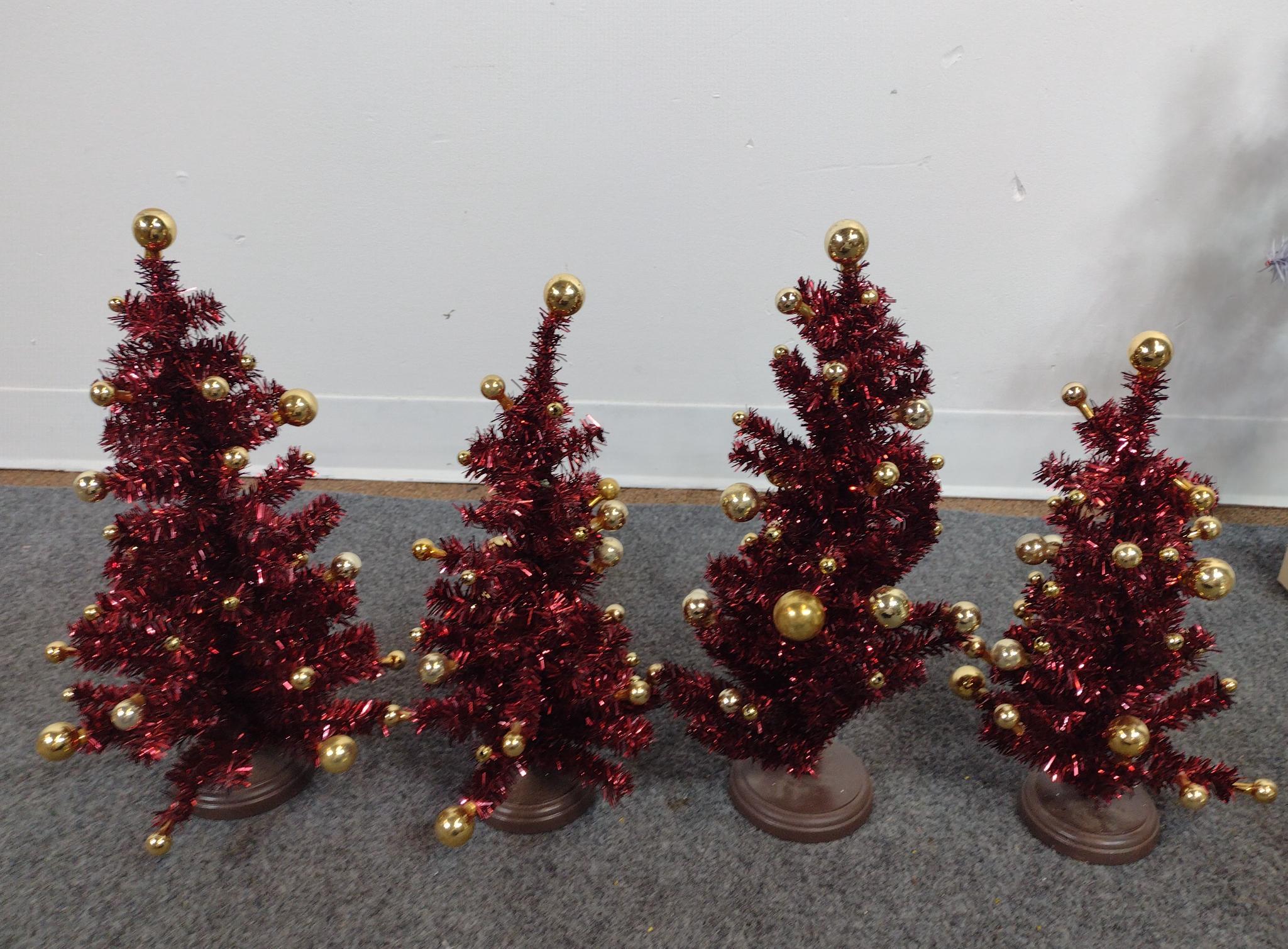 16 Decorative Christmas Trees