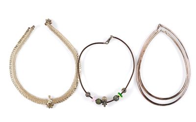4 Necklaces incl. Sterling Silver. Two necklaces marked sterling. Total 1.93 ozt. 15-1/2" to 