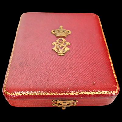 Order of the crown, Knight, original case with Victor-Emmanuel III monogram, Italy. Item 