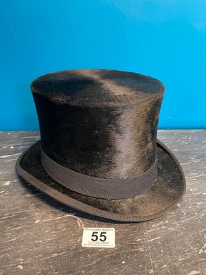 Silk Top Hat Inside measurement-20cm x 16.1cm Condition-The silk top hat appears to be in good order