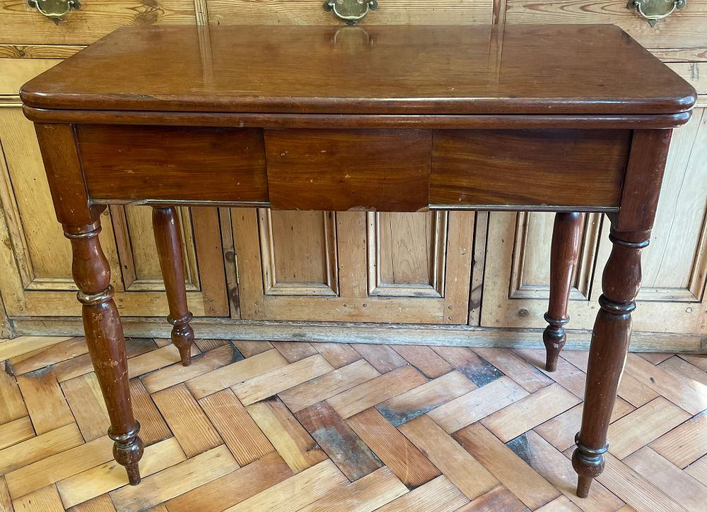 Lot 270 – A Victorian Tea Table