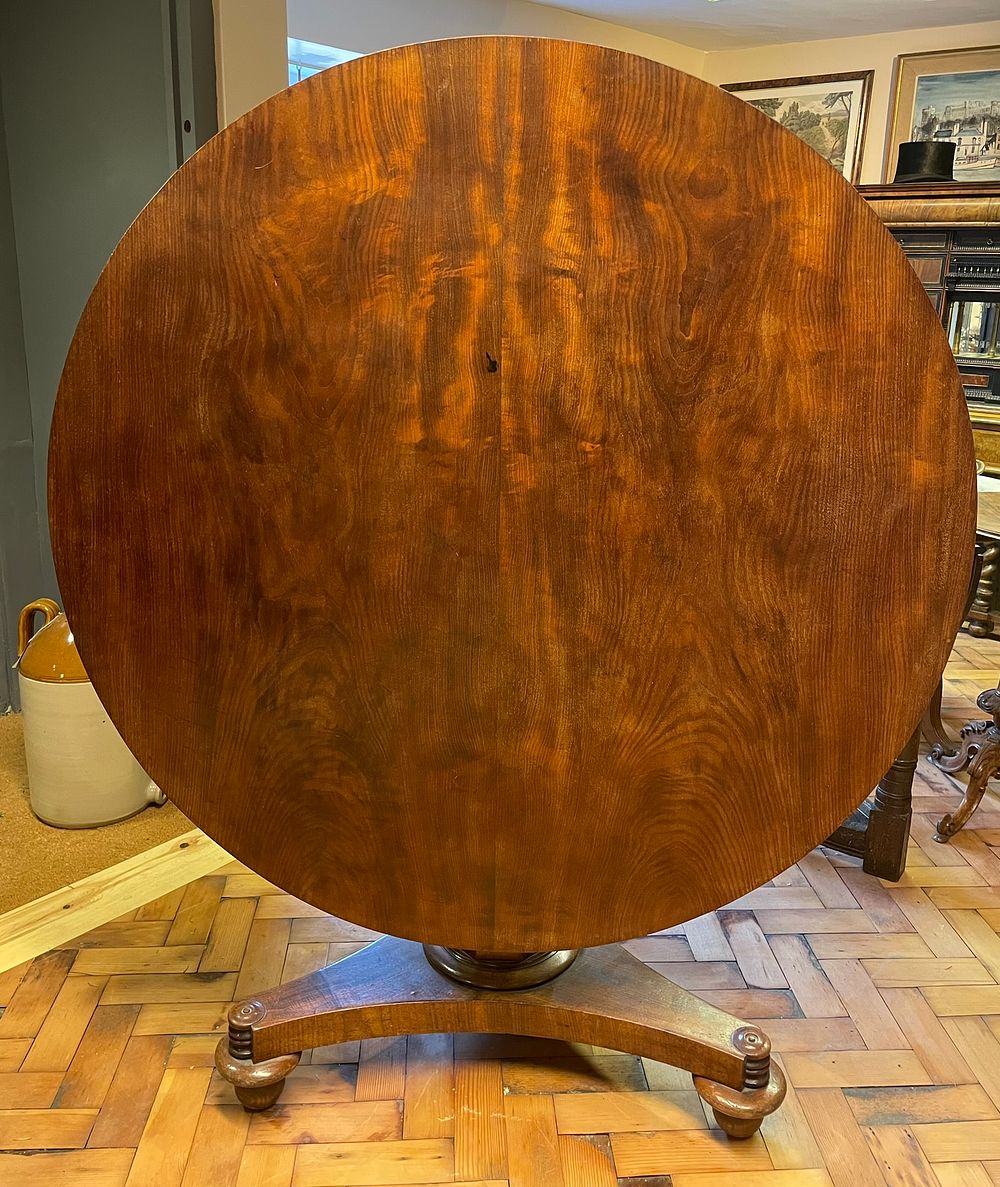 Lot 276 – A Victorian mahogany tilt top dining table.