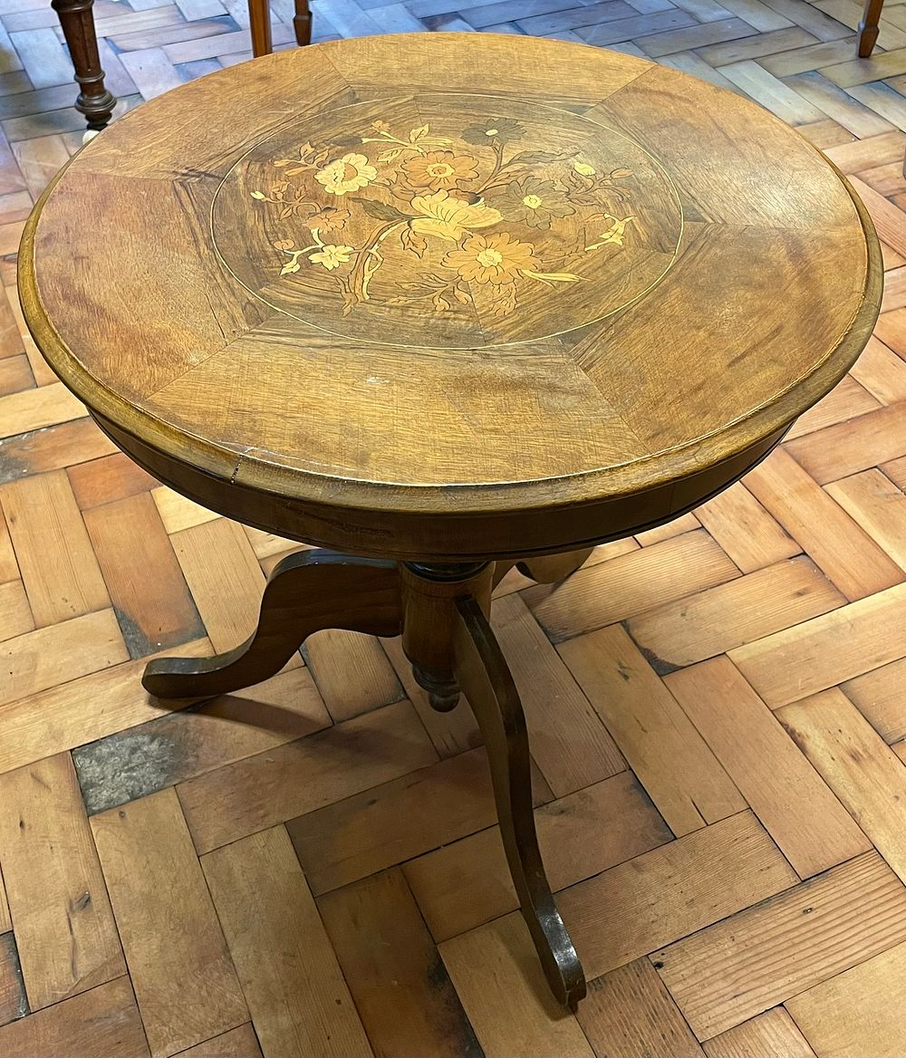 Lot 281 – A Marquetry Inlaid Coffee Table