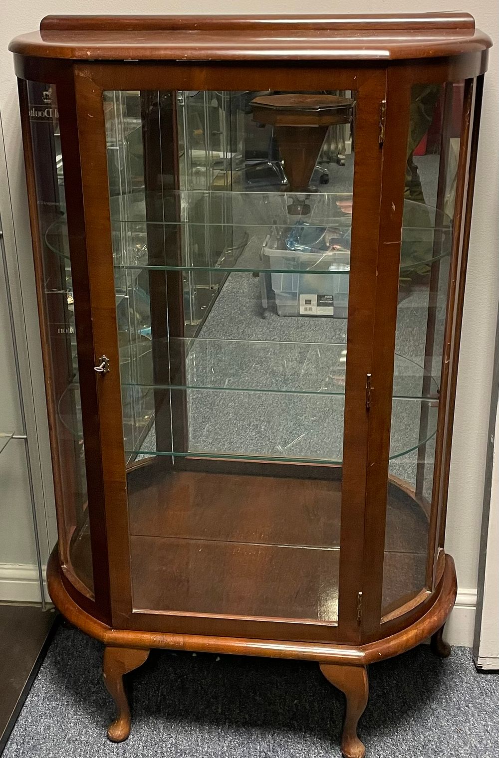 Lot 282a – An Art Deco Style Mirror Backed Display Case