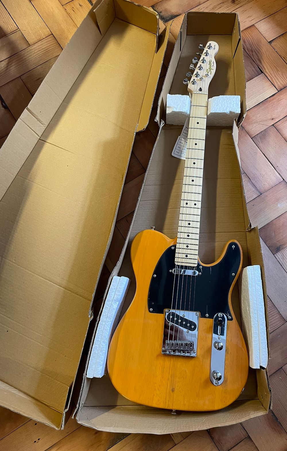 Lot 297 – Squier’ by Fender guitar