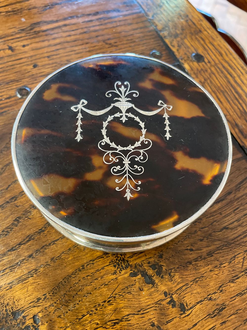 Lot 309 – A Silver and Tortoise Shell Jewelry Box with Silver Pique Inlay