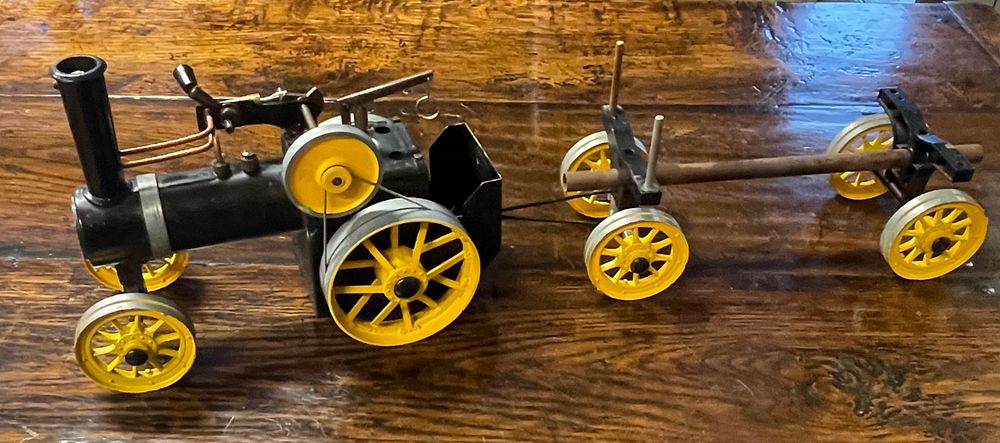 Lot 324 – Mamod Live Steam Traction Engine with Log Wagon and Fuel Tablets