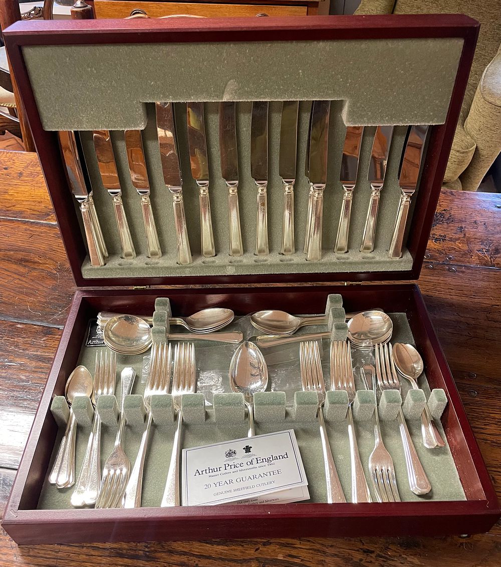 Lot 326 – A Set of Arthur Price of England Silver-Plated Flatware in a Fitted Canteen