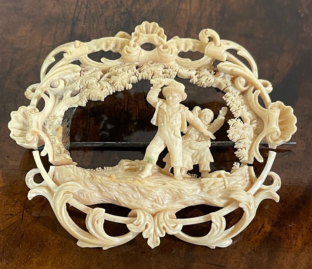 Lot 354 – A 19th Century Carved Antler Openwork Brooch Depicting a Pastoral Scene