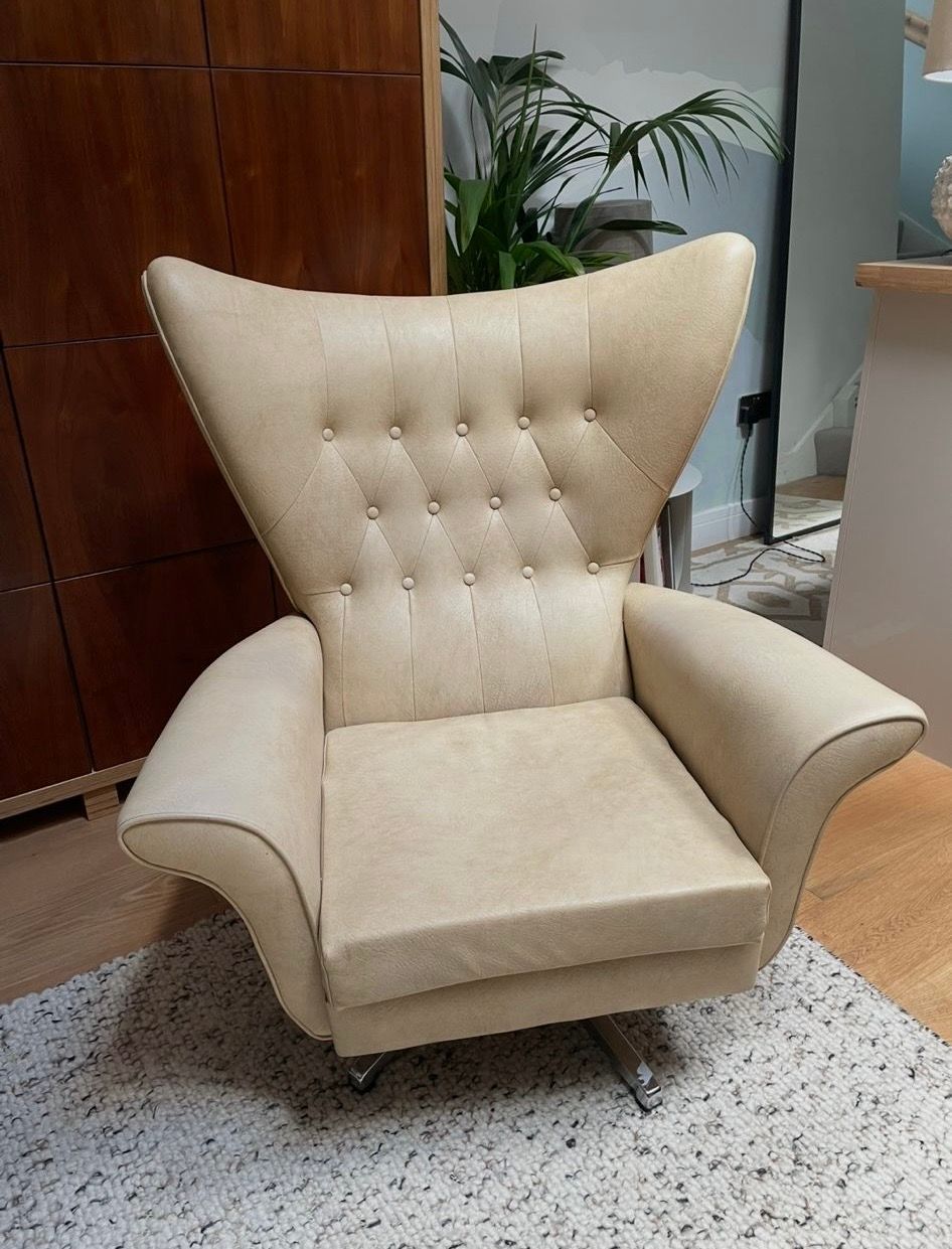 Lot 367 – G Plan Model 62 Swivel Armchair