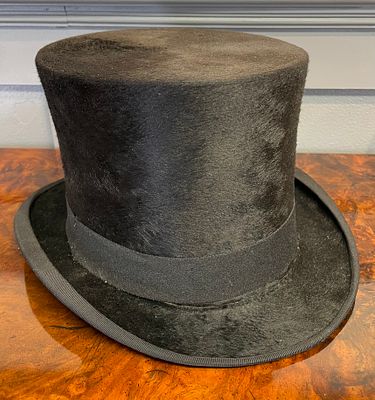 Silk Top Hat Inside measurement-20cm x 16.1cm Condition-The silk top hat appears to be in good order