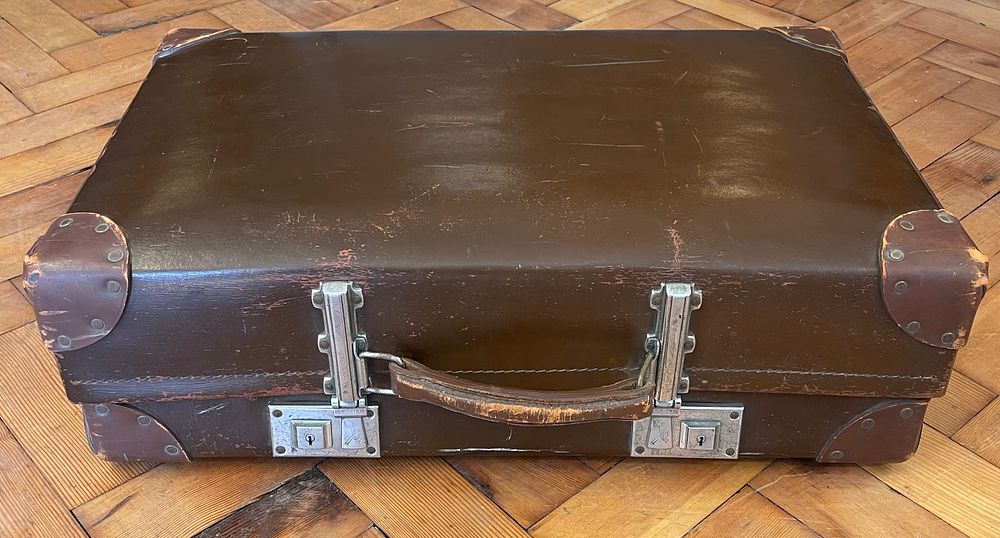 Lot 52 – Revelation Vintage Brown Suitcase