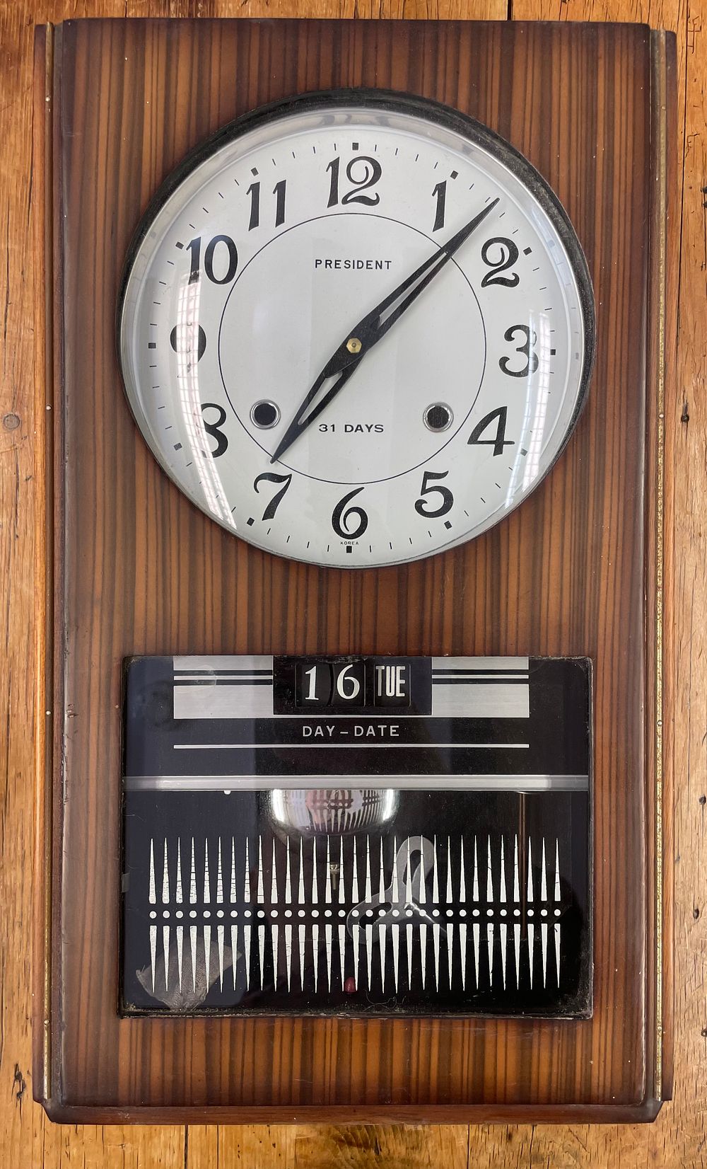 Lot 191 – A Classic Vintage President 31-Day Mechanical Wall Clock with Day-Date Calendar