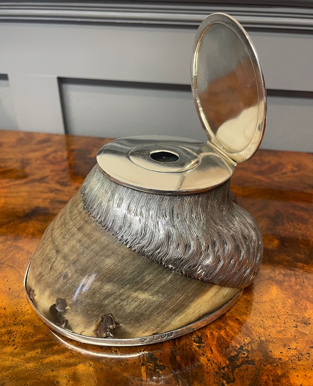 Lot 185 – A Quality Edwardian Sterling Silver-Mounted Horse Hoof Inkwell and shoe, Birmingham, 1904
