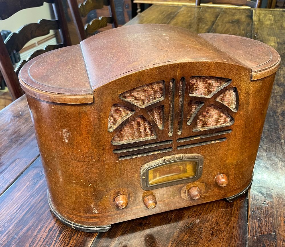 Lot 37 – Emerson Model 107 Stepped-Shoulder Wood Tabletop Radio