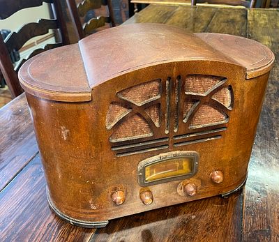 Emerson Model 107 Stepped-Shoulder Wood Tabletop Radio. An antique tabletop vacuum tube radio 