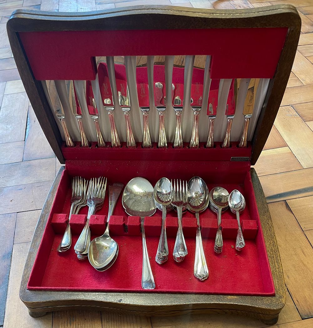 Lot 50a – A Selection of Silver-Plated Flatware in a Fitted Wood Canteen