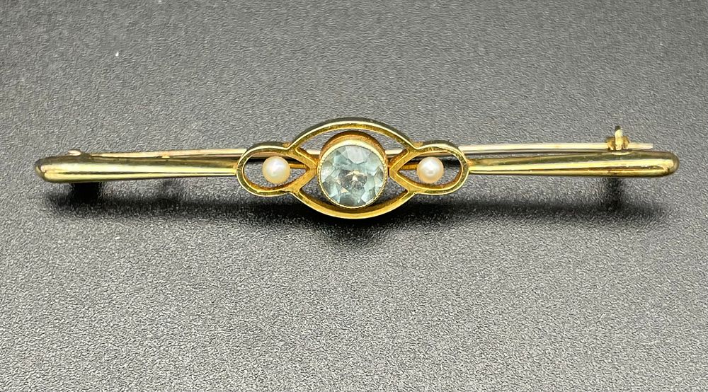 Lot 105 – Edwardian 15kt Gold Aquamarine and Seed Pearl Bar Brooch