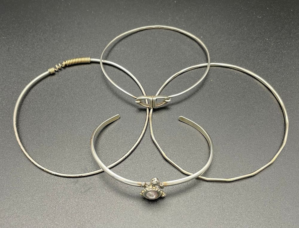 Lot 109 – A Collection of Four Mixed Metal Bangles and a Turtle Motif Cuff Bracelet