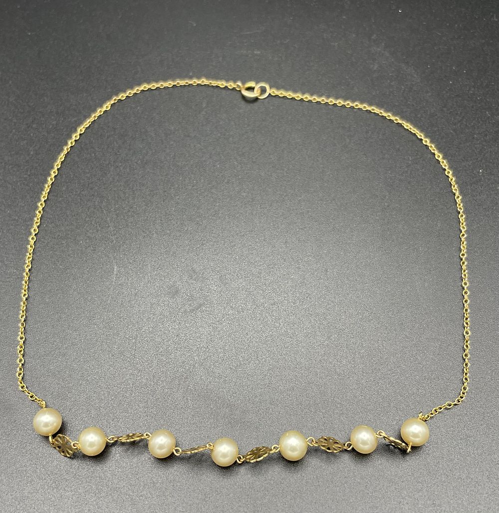 Lot 115 – Yellow Tone Station Necklace with Seven Cultured Pearls