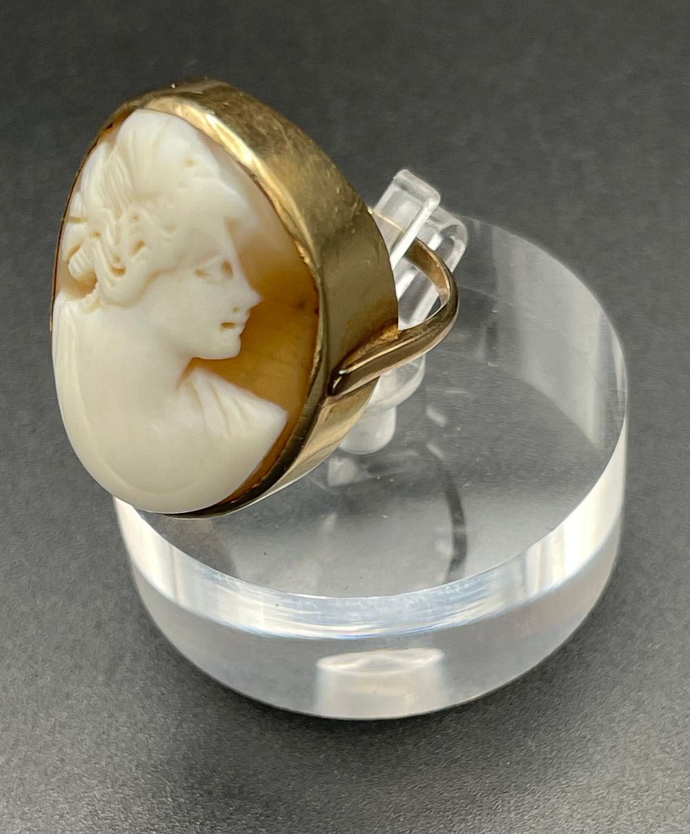 Lot 117 – Carved Shell Cameo 10 Karat Yellow Gold Ring