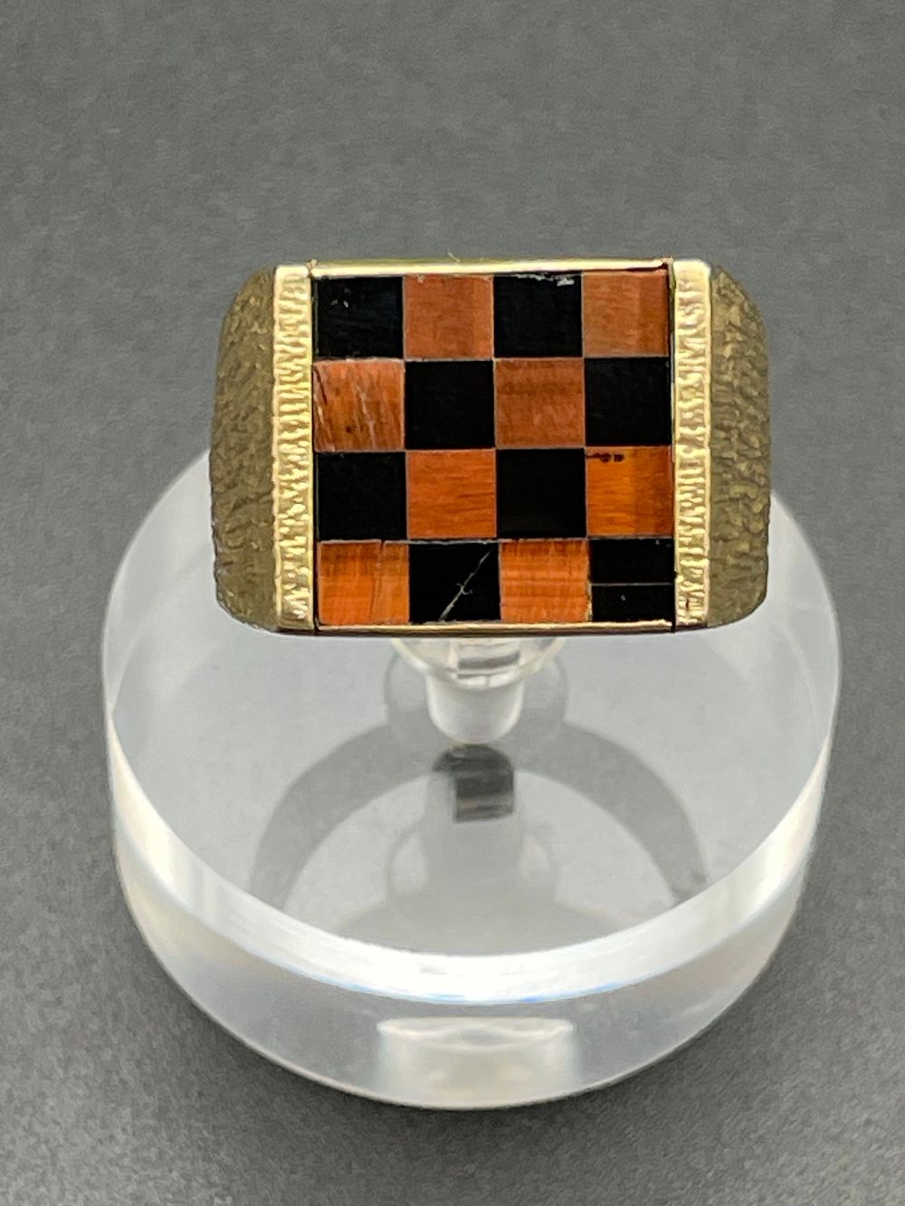 Lot 123 – 9 Karat Yellow Gold Onyx and Tiger Eye Checkerboard Signet Ring