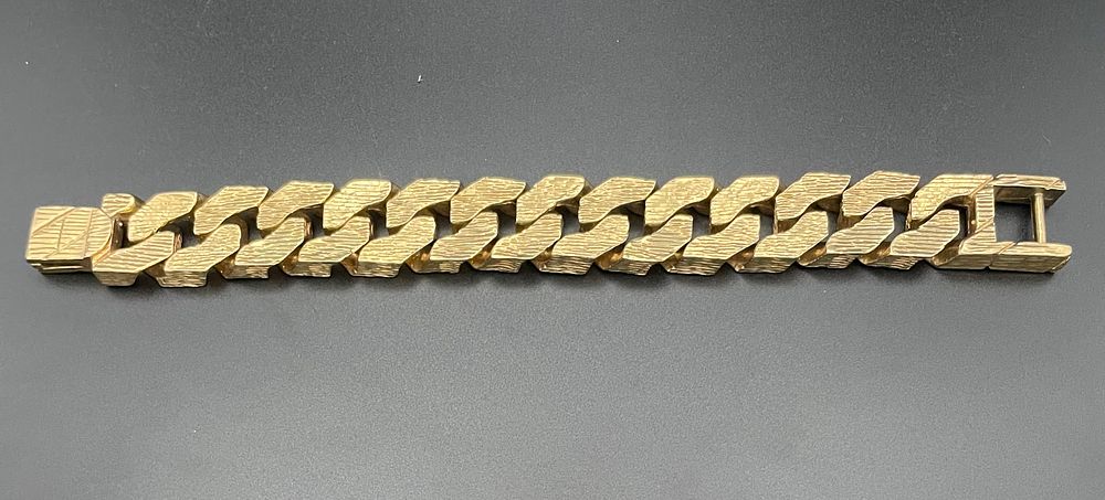 Lot 131 – 9 Karat Yellow Gold Curb Link Bracelet with Bark Texture