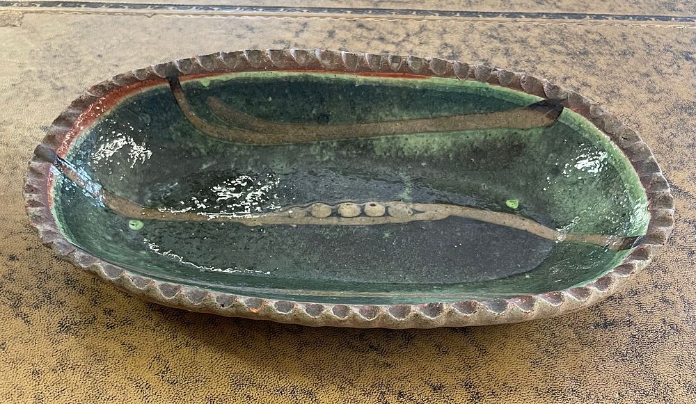 Lot 266 – Winchcombe Pottery Earthenware Bread Boat with Hand Pinched Rim and Drip Glaze Decoration