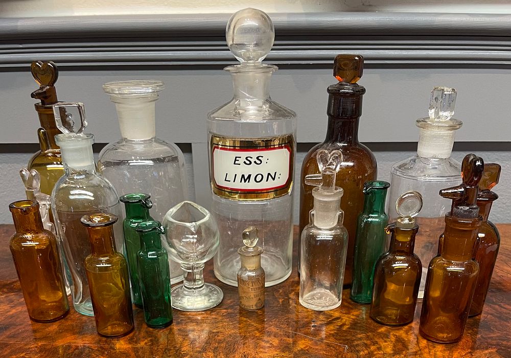Lot 274 – An Assortment of Antique Glass Apothecary and Chemist Bottles