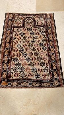 שטיח תפילה קווקזי ישן, בעבודת יד. 140X100 ס"מ. אחרי ניקוי אצל ארגמן חברה לניקוי שטיחים.