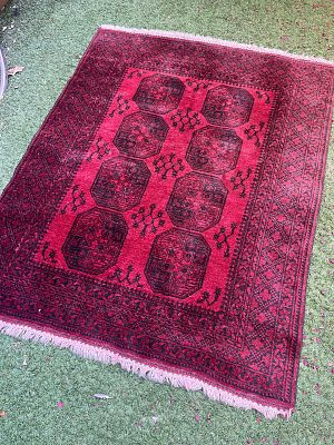 שטיח אפגני עבודת יד. 150X190 ס"מ. צמר על כותנה. דוגמת מתומנים על רקע אדום, במצב מעולה.