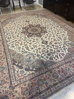 שטיח תבריז פרסי עבודת יד. 300X400 ס"מ. צמר על כותנה עם פרחי משי. צפוף ואיכותי מאוד. לאחר ניקוי 