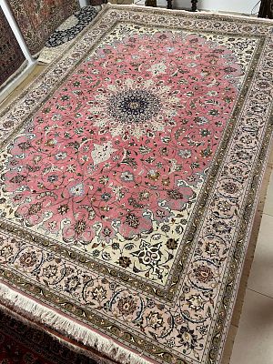 שטיח תבריז פרסי עבודת יד. 200X300 ס"מ. צמר על כותנה עם פרחי משי. אריגה צפופה מאוד (50 שורות). 