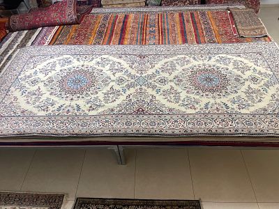 שטיח ראנר נאין פרסי, בעבודת יד. 155X370 ס"מ. צמר על כותנה עם פרחי משי. חתום. חדש מיבוא. לאחר 