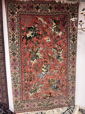 שטיח קום פרסי. 138X207 ס"מ עבודת יד. צמר על כותנה. דוגמת ציד. איור יפה לפרטים הקטנים.